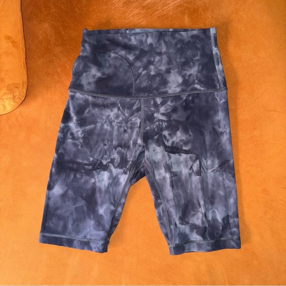 Lululemon ALIGN SUPER HIGH RISE SHORT 10" Diamond Dye Grey | Size 6 | worn once - Picture 6 of 7